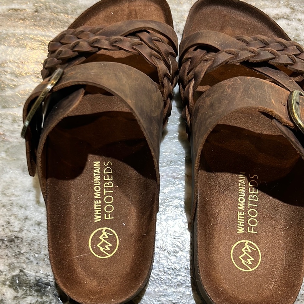 Size 8 new White Mountain sandals